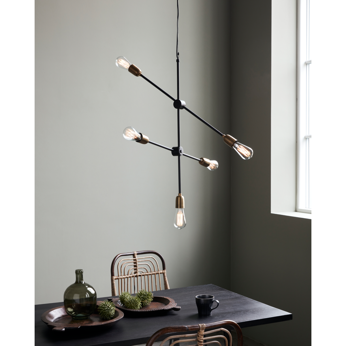 Lampa, hdmolekylär, svart; mässing