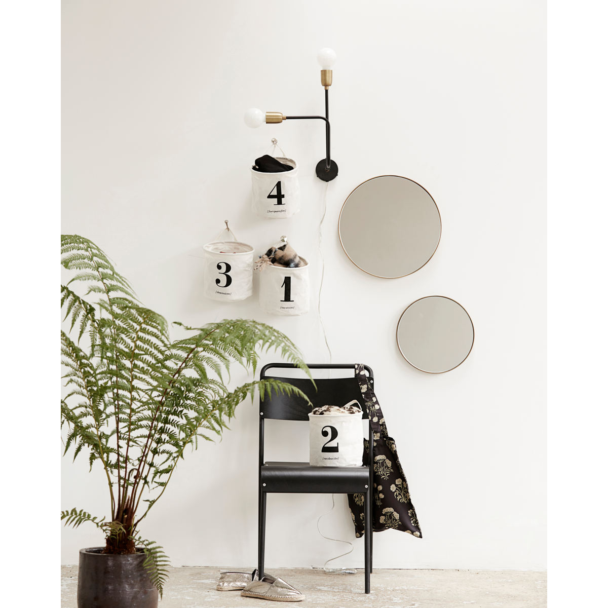 Vägglampa, hdmolekylär, svart; Mässing