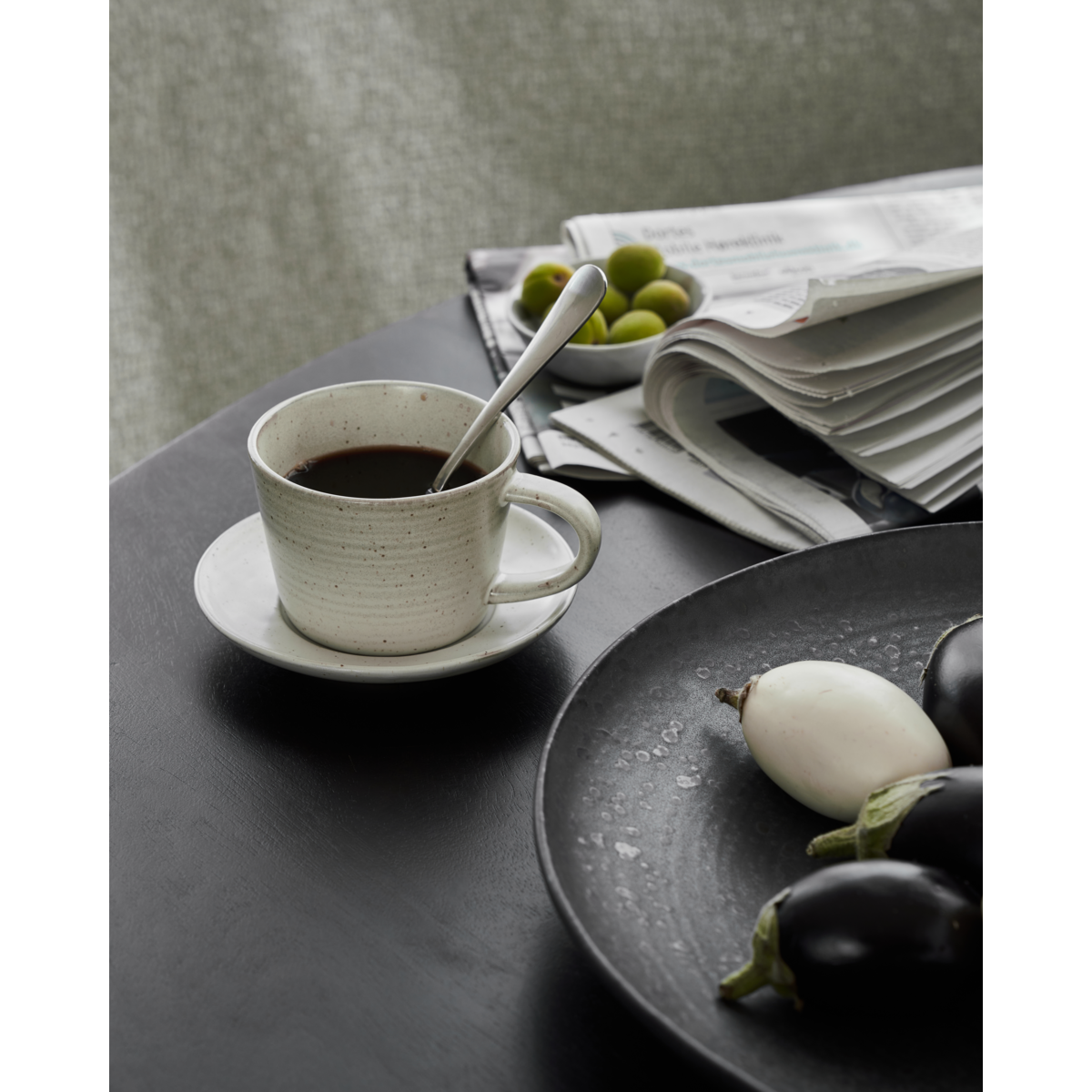 Kopp med fat, hdpion, grå; vit