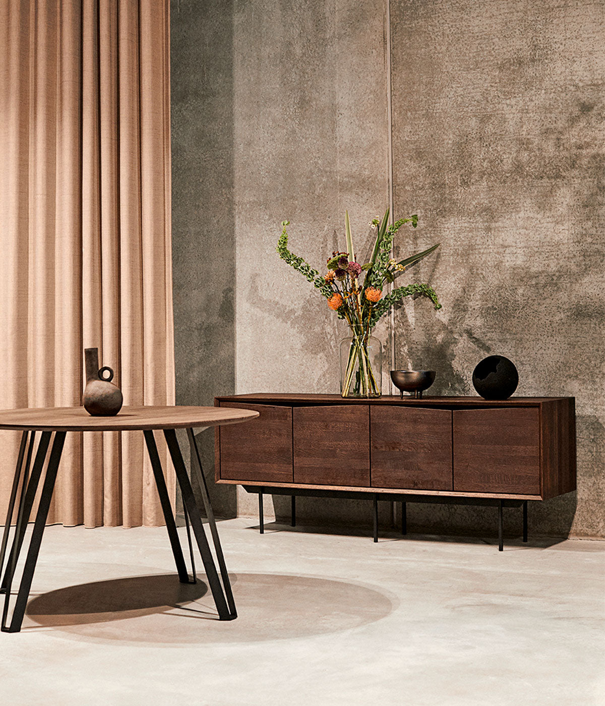 MUUBS - Golvlampaskorpa - Mat Black Lava Stone - Ø22xH21 CM