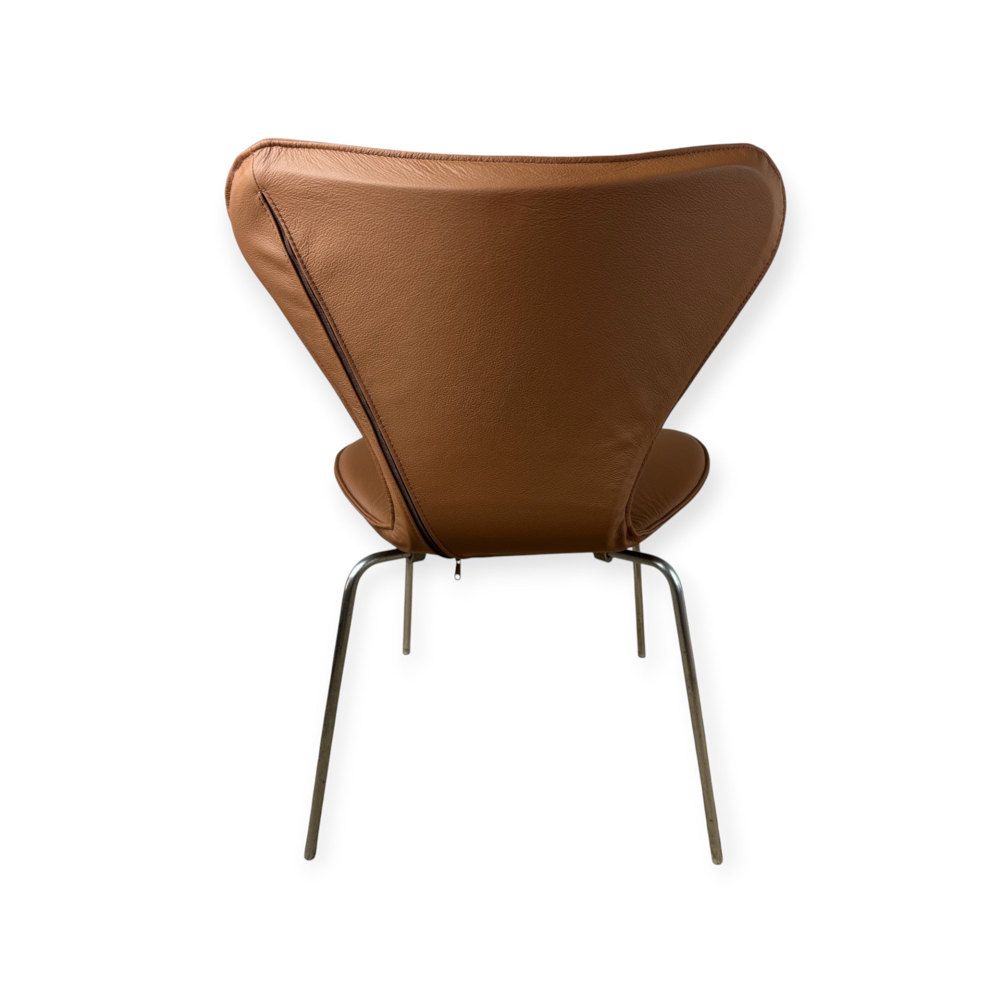 Fullt skydd för Arne Jacobsen 3107 stol i svart läder