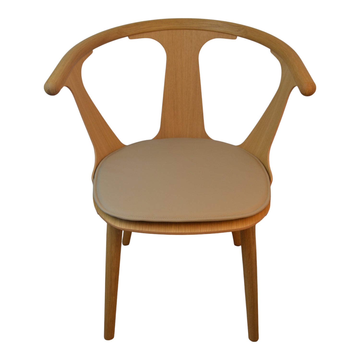 Lyxkudde till & tradition SK1 mellan stolen i sandfärgad läder