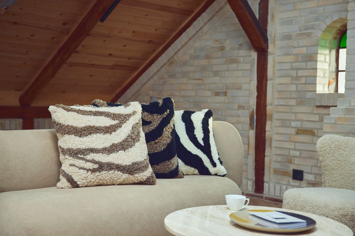 Zebra lammskinnskudde | Korthårig | Nya Zeeland | Dubbelsidig | 60x60 cm