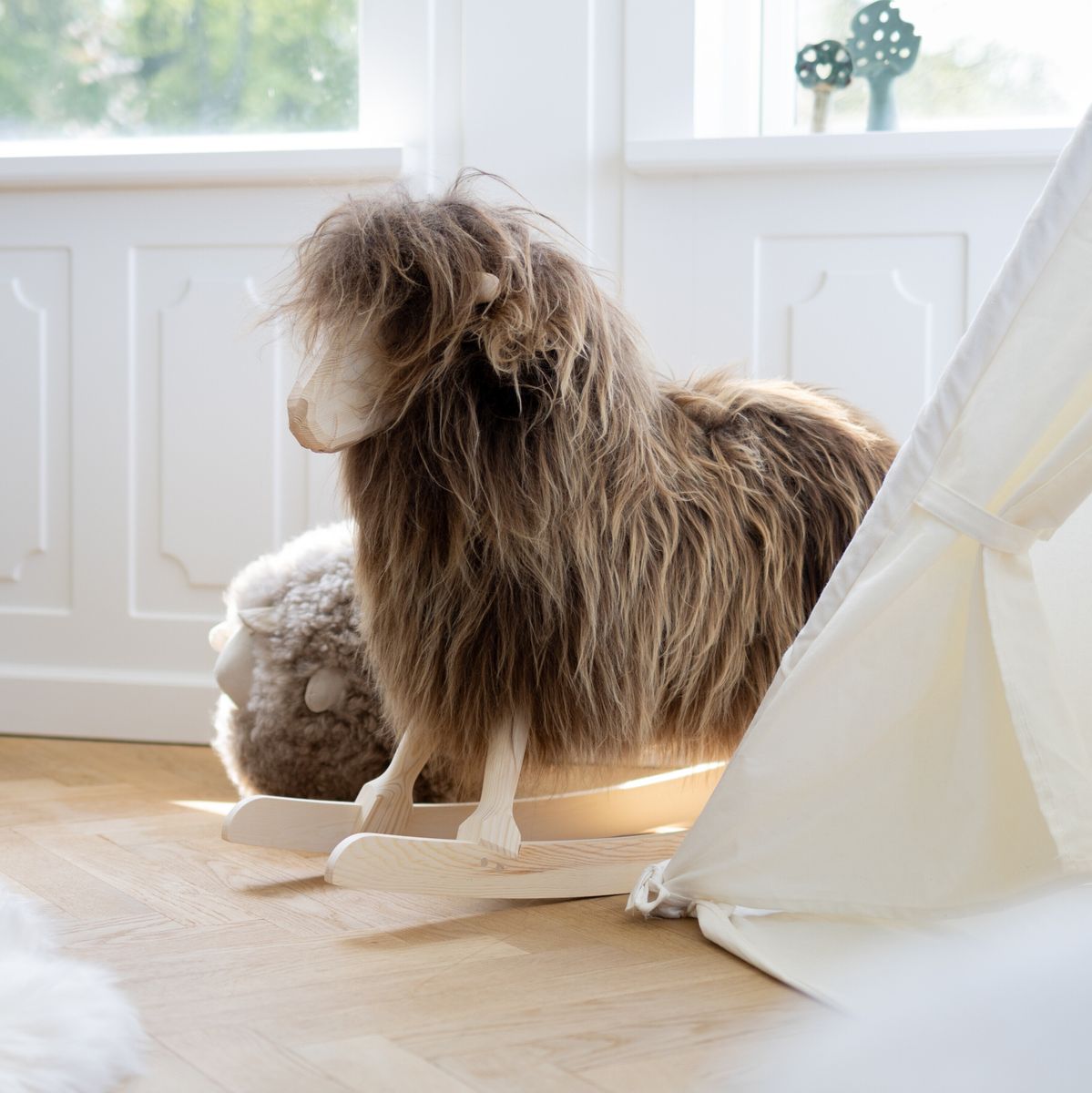 Manray Povl Kjer Design | Korthår lammskinn | Stor L85xB25xH60 cm