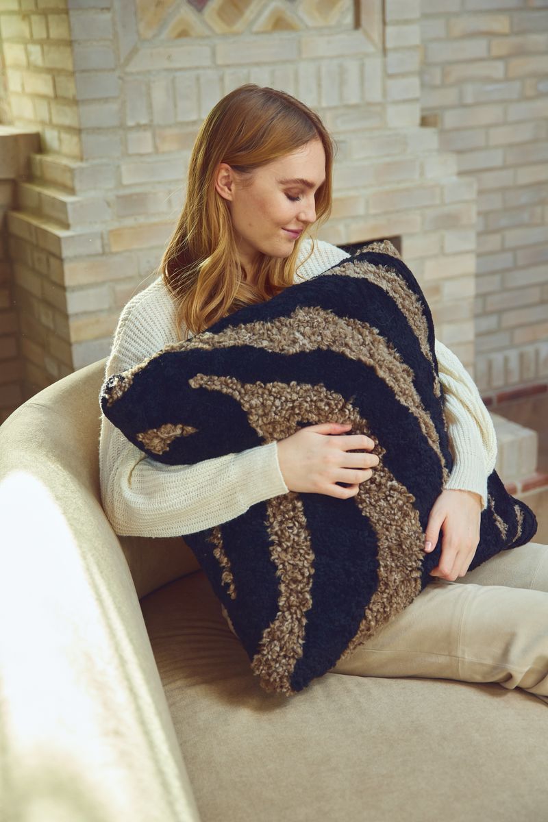 Zebra lammskinnskudde | Korthårig | Nya Zeeland | Dubbelsidig | 60x60 cm