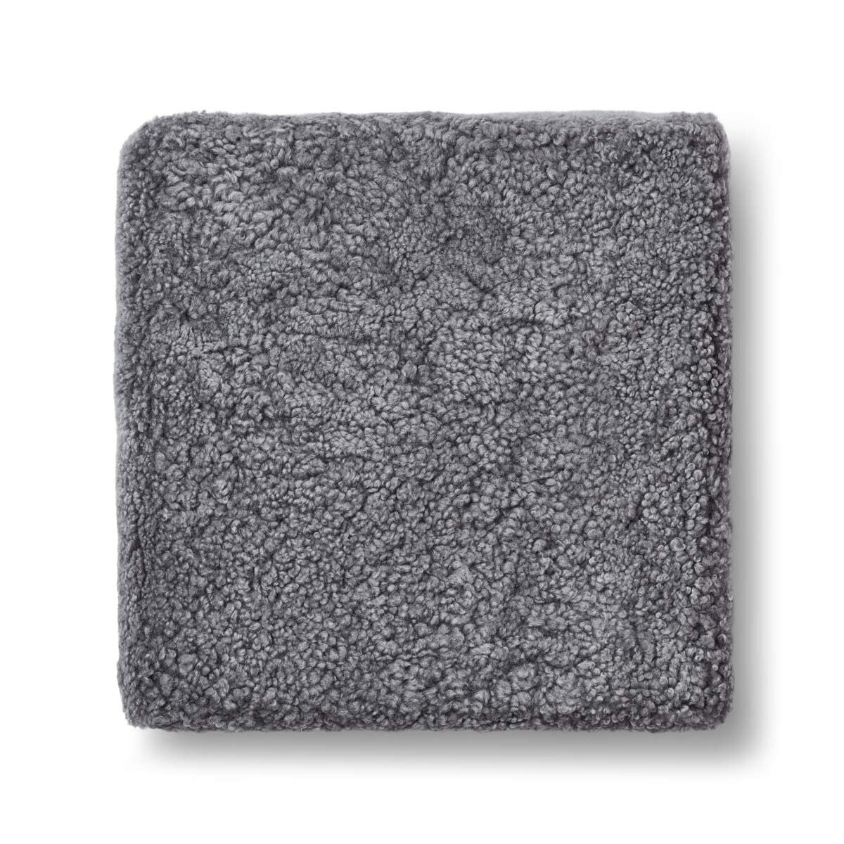 Puf | Lammskinn | Kort hår | Nya Zeeland | 40x40x13 cm