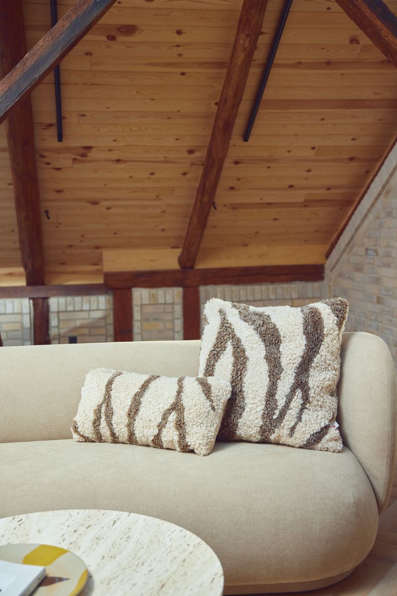 Zebra lammskinnskudde | Korthårig | Nya Zeeland | Dubbelsidig | 30x60 cm