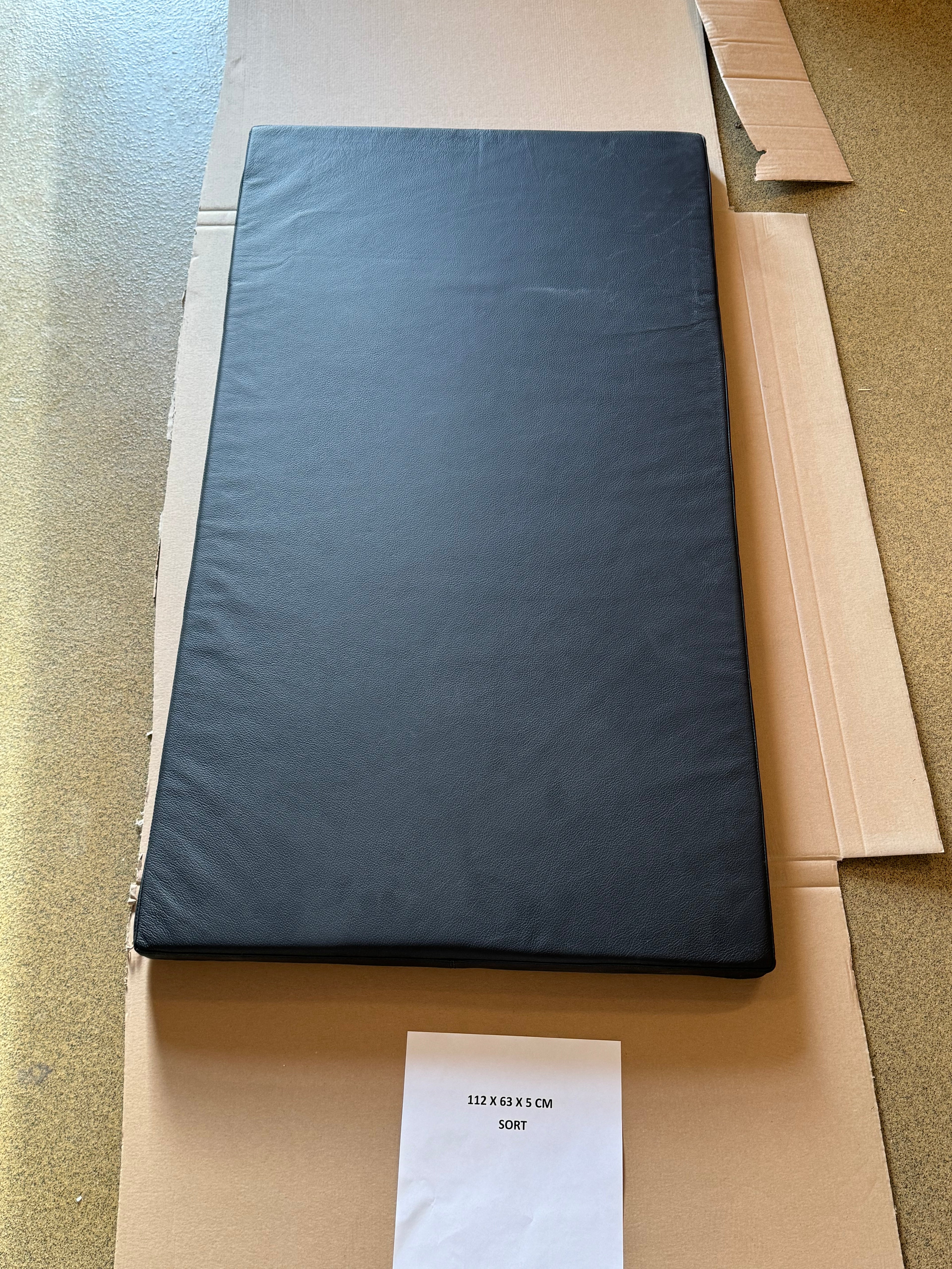 Svart läderkudde 112x63x4 cm