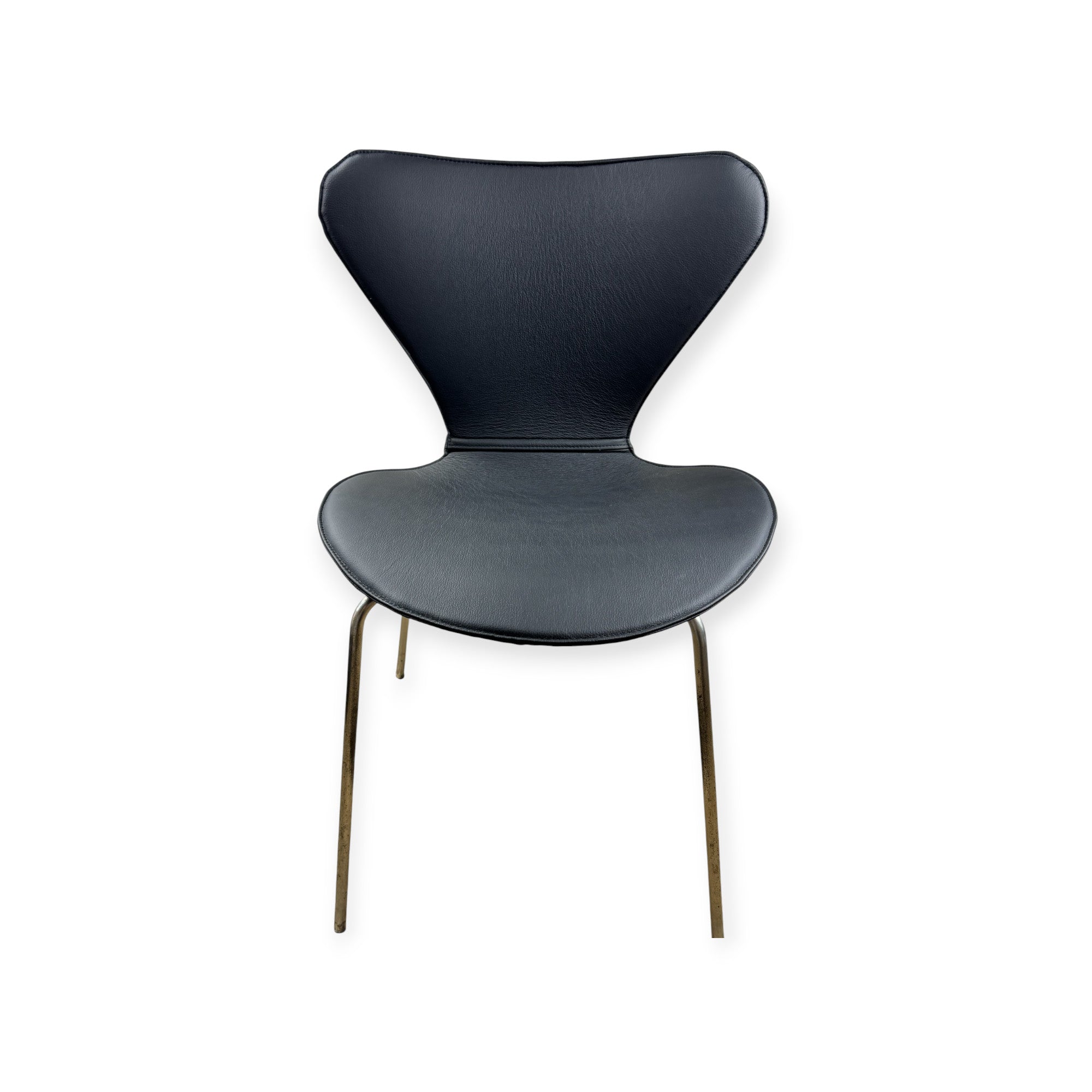 Fullt skydd för Arne Jacobsen 3107 stol i svart läder