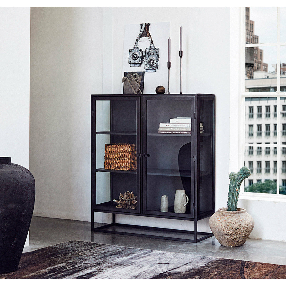 Vitrine skab Boston - Sort (LGB) - Jern - W: 110 H: 130 D: 40 cm - Muubs - DesignGaragen.dk