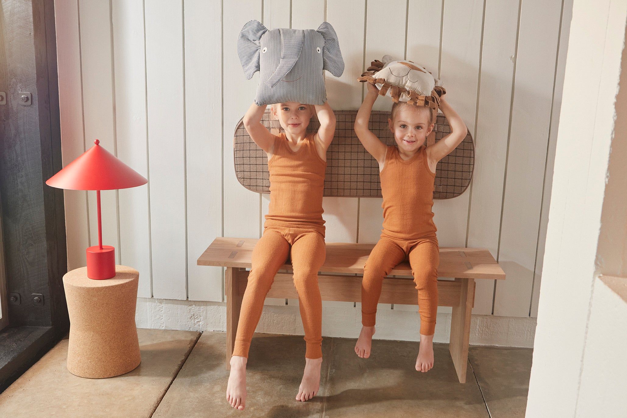 OYOY LIVING Bordslampa Kasa - Körsbärsröd