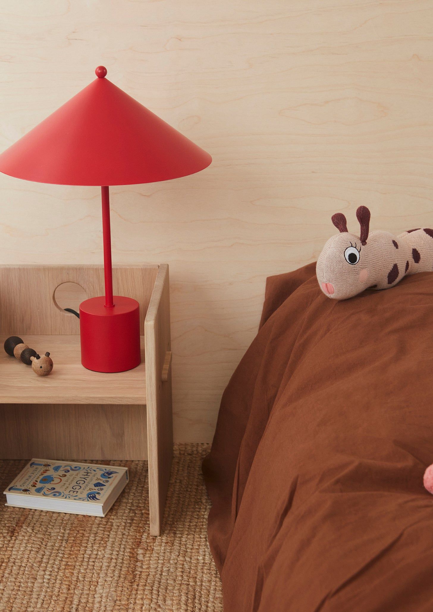 OYOY LIVING Bordslampa Kasa - Körsbärsröd