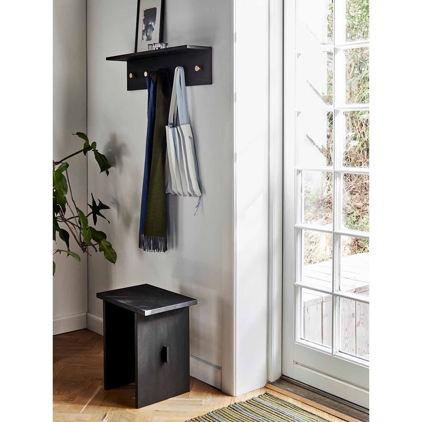 DOT knagerække med hylde i egetræ - sort - 70 cm - MOUD HOME - DesignGaragen.dk