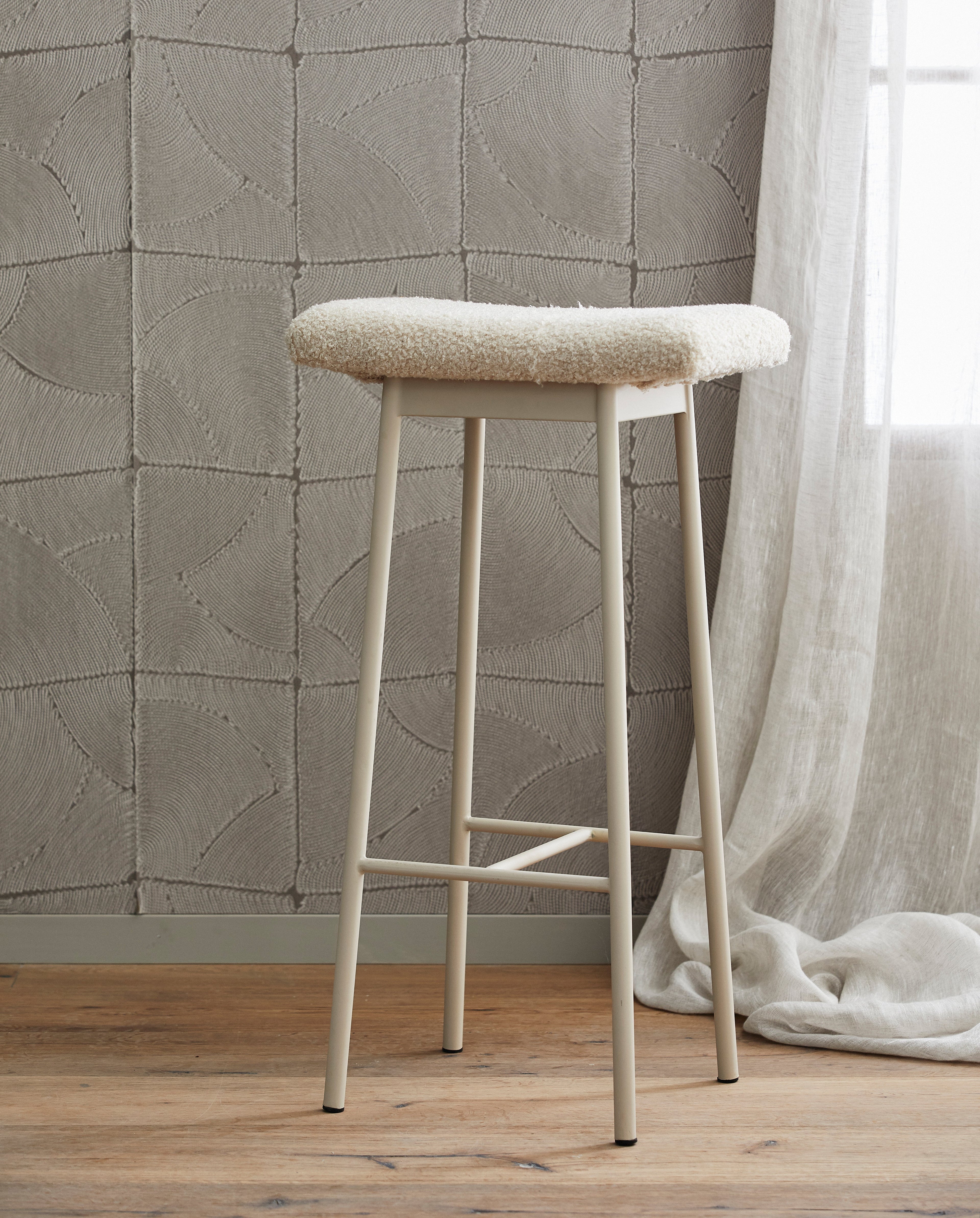 Zala barstol med imitation lammskinn - beige
