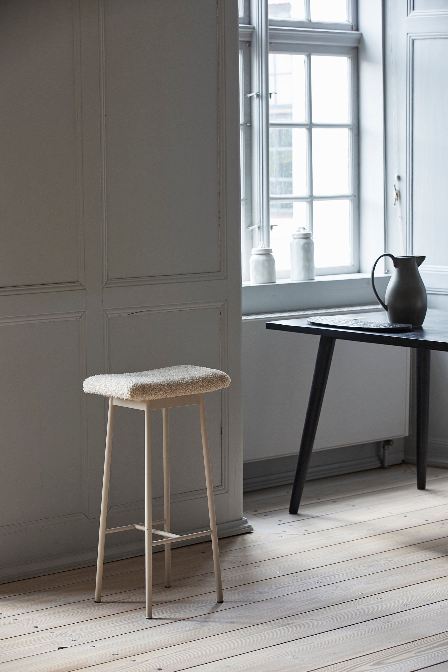Zala Barstol med imitation lammskinn - svart