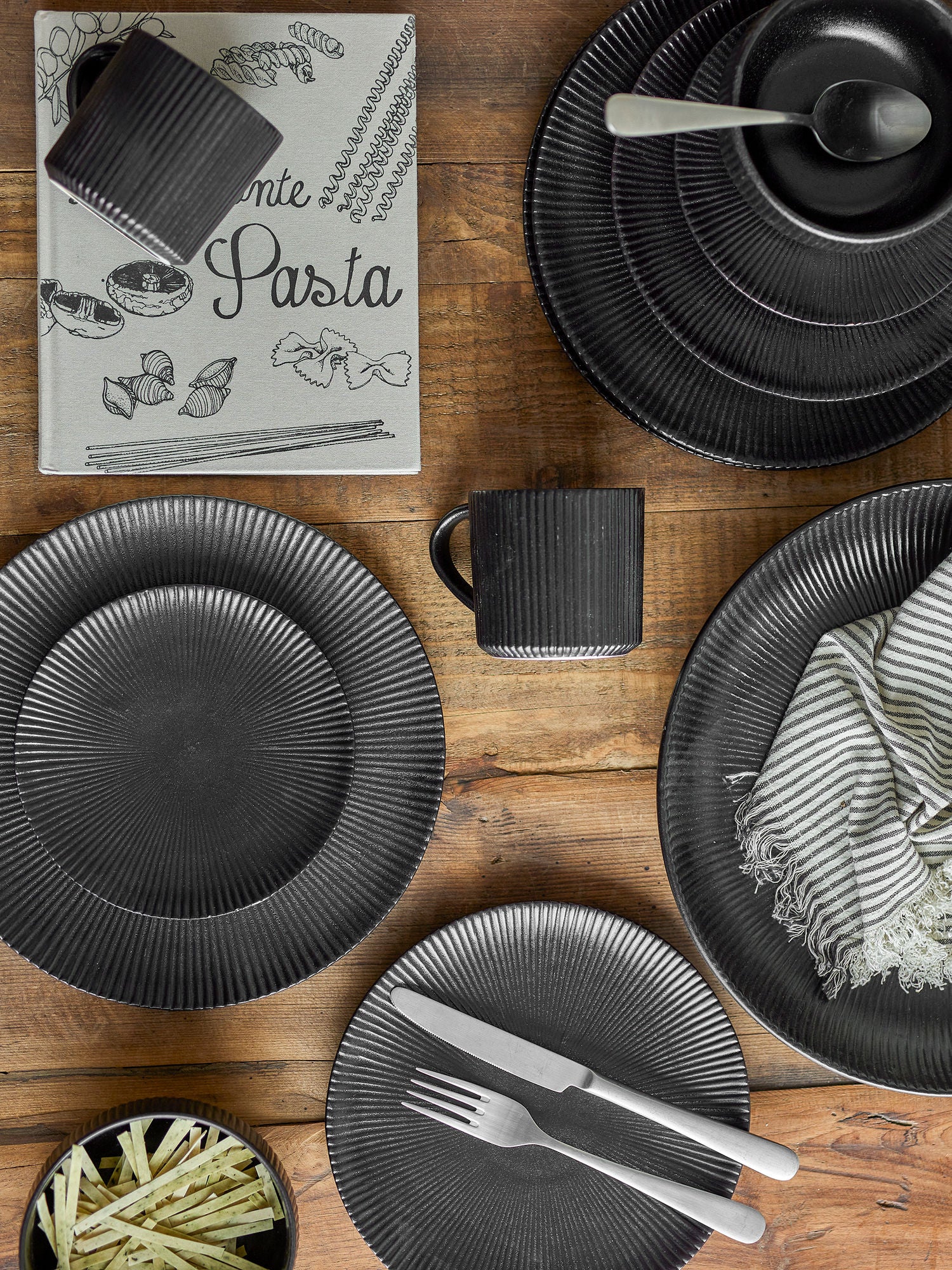 Bloomingville NERI TABLE SERVICE SET, SVART, CONEGARE