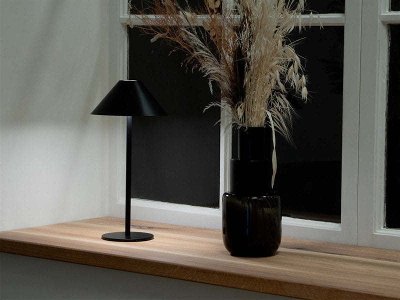 ERA -lampa, svart