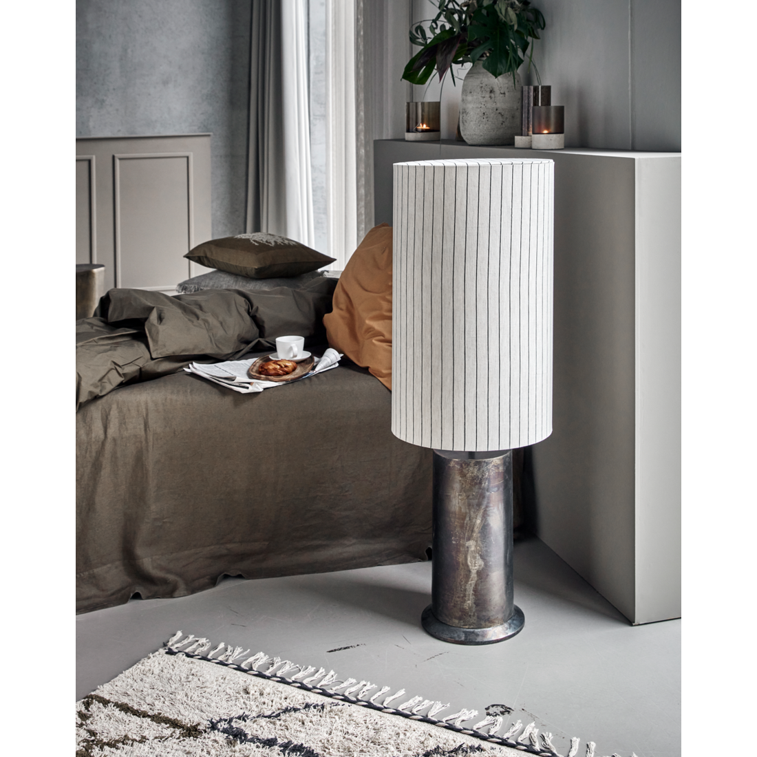 Golvlampa, hdrafi -bas med hdshade, antikbrun; rå vit; svart