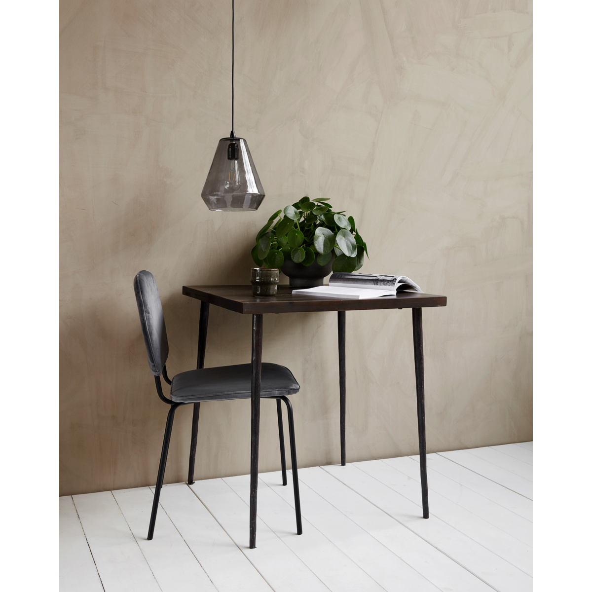 Bord, hdslated, svarta verk