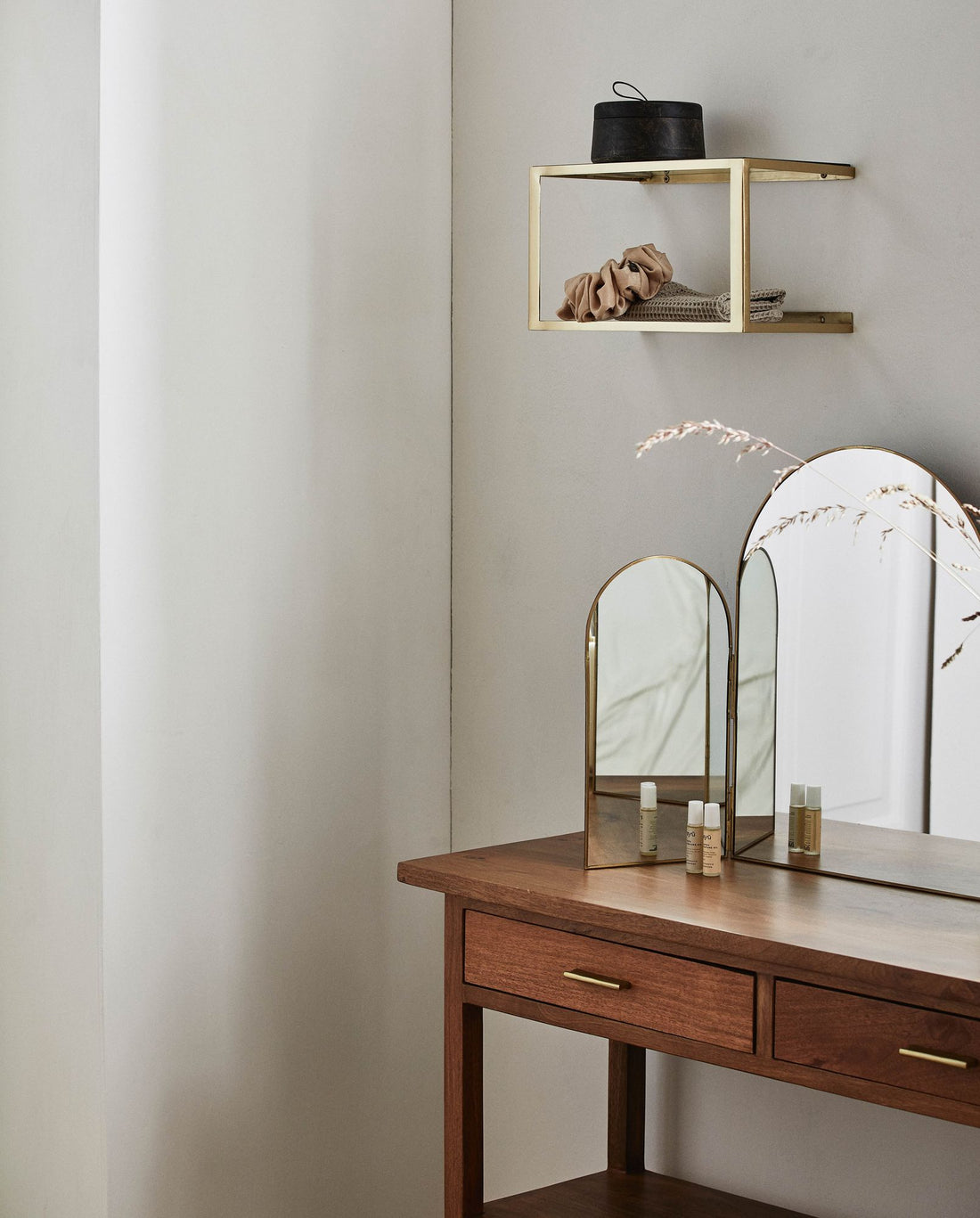 Nera -hyllan/metallbäddbordet med glas - 36x20 cm - guldfinish