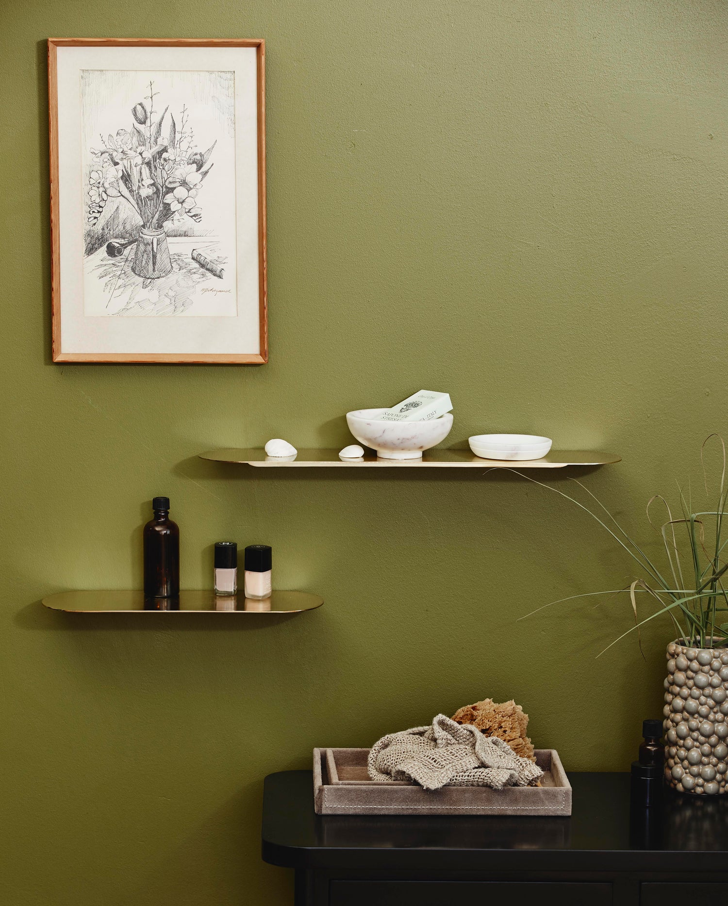FANOE hylde i jern - small - L35 cm - guld finish - Nordal - DesignGaragen.dk