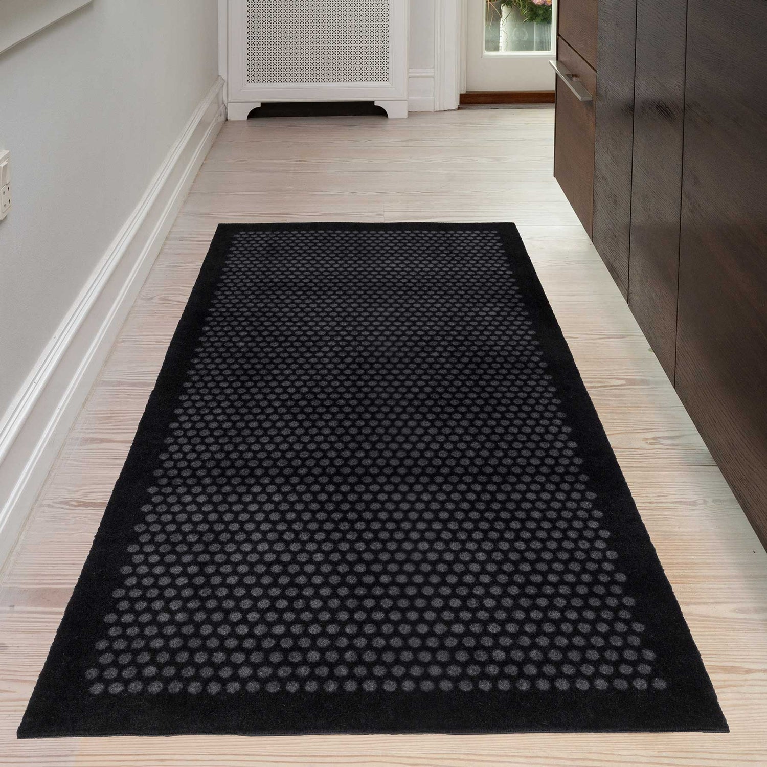 GULVMÅTTE 90 x 200 CM - DOTS/BLACK - Tica Copenhagen - DesignGaragen.dk