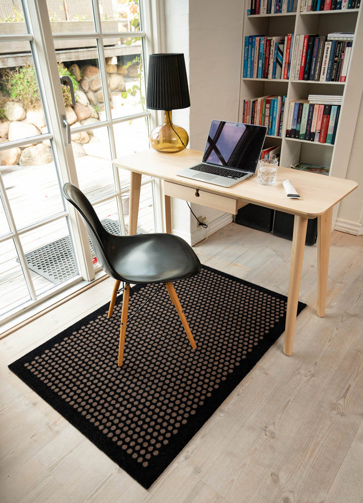 Golvmatta 90 x 130 cm - dot/svart sand