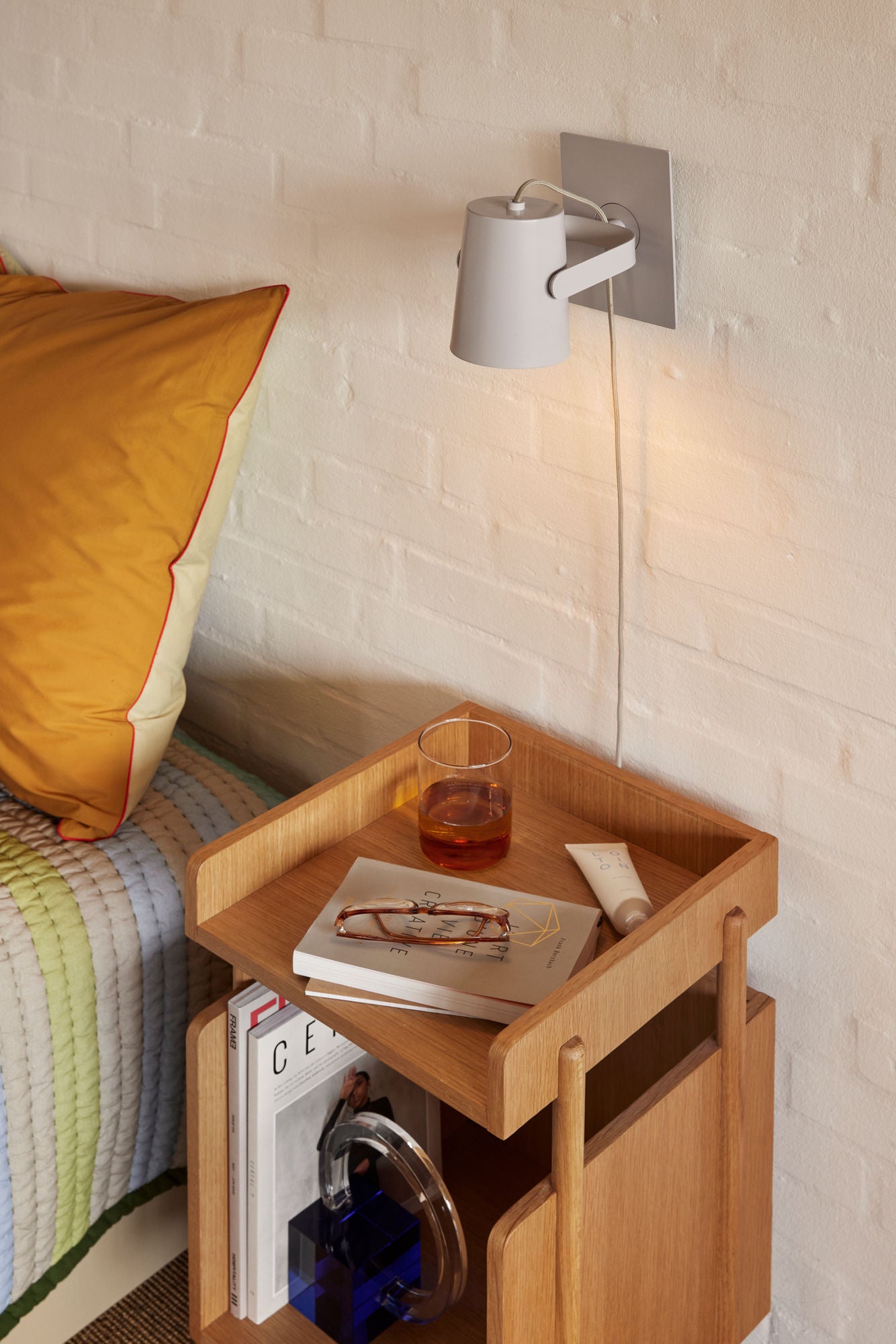 Hübsch arent vägglampa ljusgrå