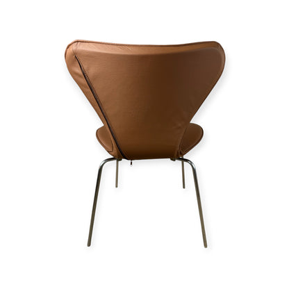 Fullt skydd för Arne Jacobsen 3107 stol i svart läder