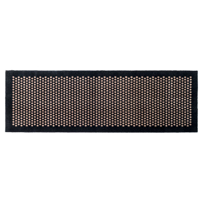 GOLVMATTA 67 x 200 CM Prickar/SVART SAND - Tica Copenhagen - DesignGaragen.dk