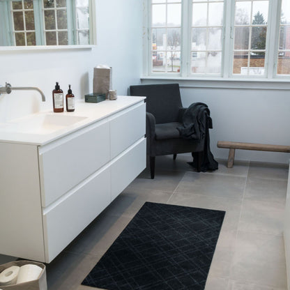 GULVMÅTTE 67 x 120 CM - LINES/DARK GREY - Tica Copenhagen - DesignGaragen.dk