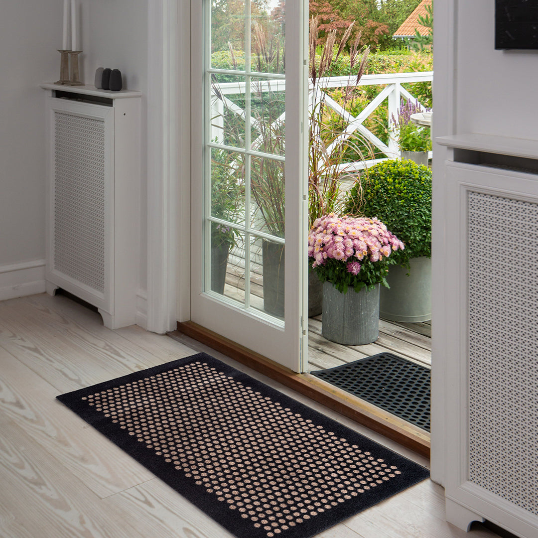 GULVMÅTTE 67 x 120 CM - DOTS/BLACK SAND - Tica Copenhagen - DesignGaragen.dk