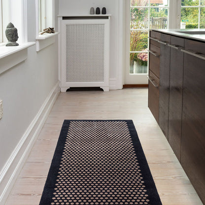 GOLVMATTA 67 x 200 CM Prickar/SVART SAND - Tica Copenhagen - DesignGaragen.dk