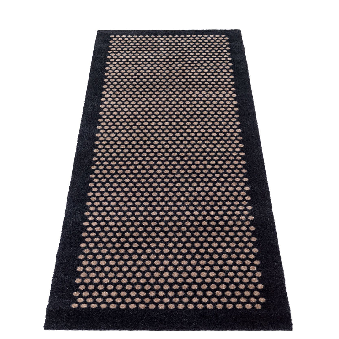 GOLVMATTA 67 x 200 CM Prickar/SVART SAND - Tica Copenhagen - DesignGaragen.dk