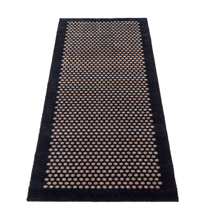 GOLVMATTA 67 x 200 CM Prickar/SVART SAND - Tica Copenhagen - DesignGaragen.dk
