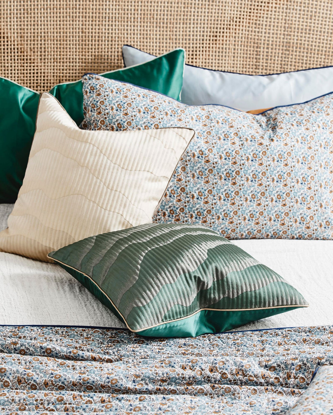 Avior kuddeöverdrag i satin - 45x45 - mörkgrön