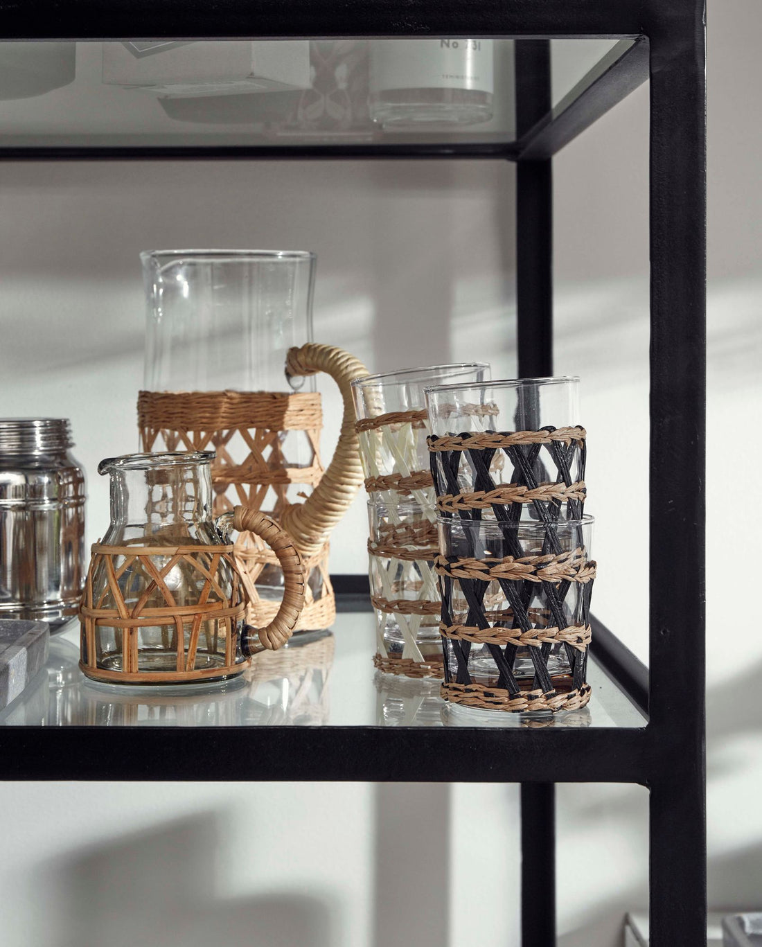 Weva pitcher i klart glas med korg - H24 cm - naturen