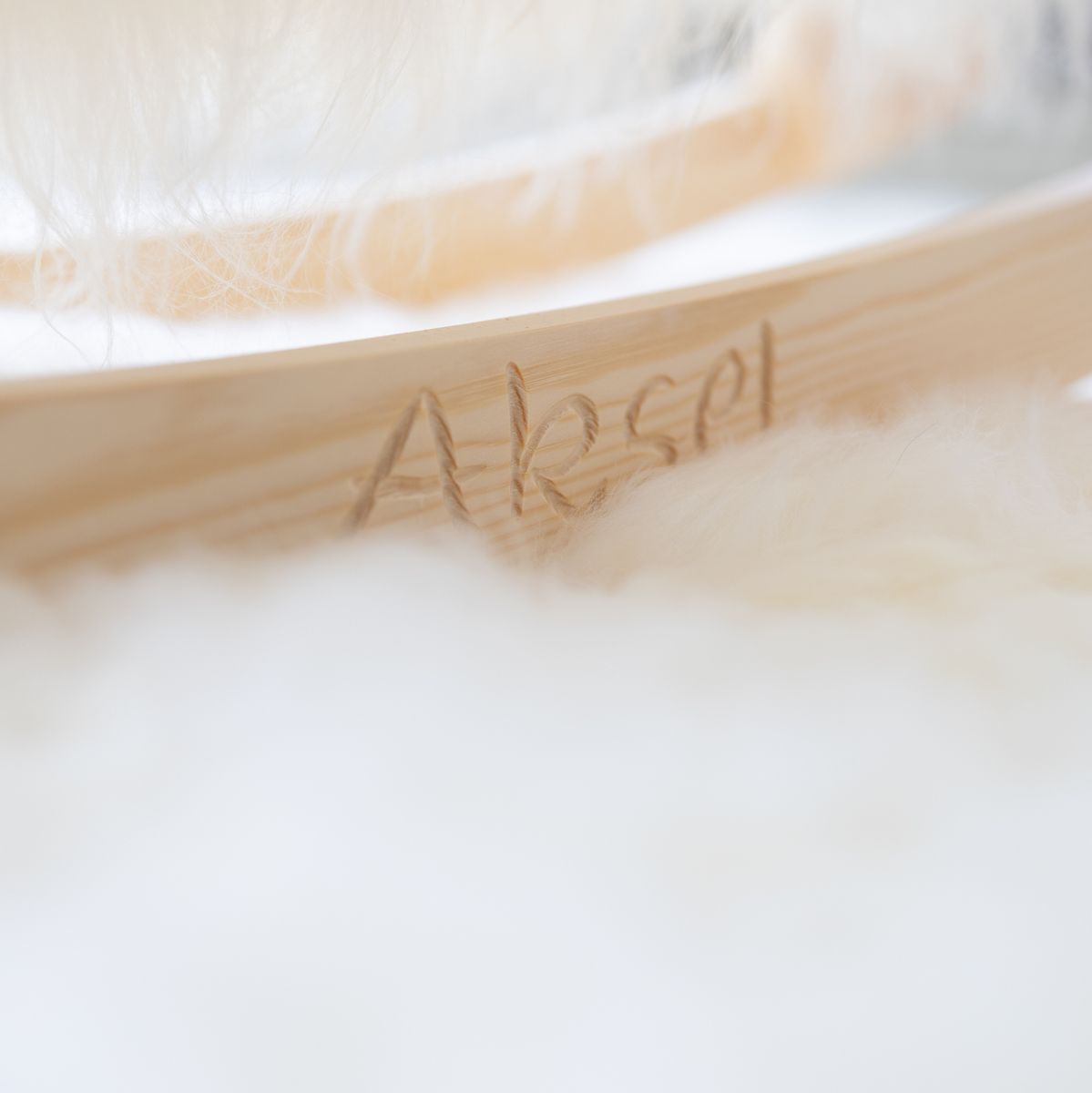 Manray Povl Kjer Design | Långhårigt lammskinn | Stor L85xB25xH60 cm