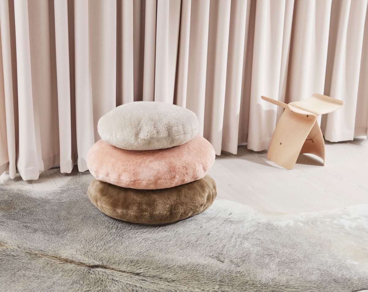Lammskinnskudde | Sammet | Mockasin | Dubbelsidig | Ø45 cm &amp; Ø62 cm
