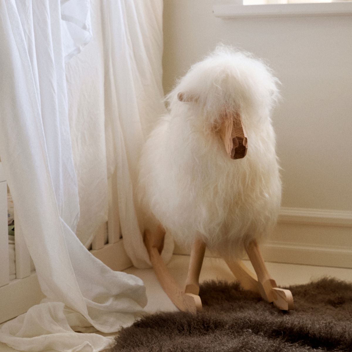 Manray Povl Kjer Design | Långhårigt lammskinn | Stor L85xB25xH60 cm