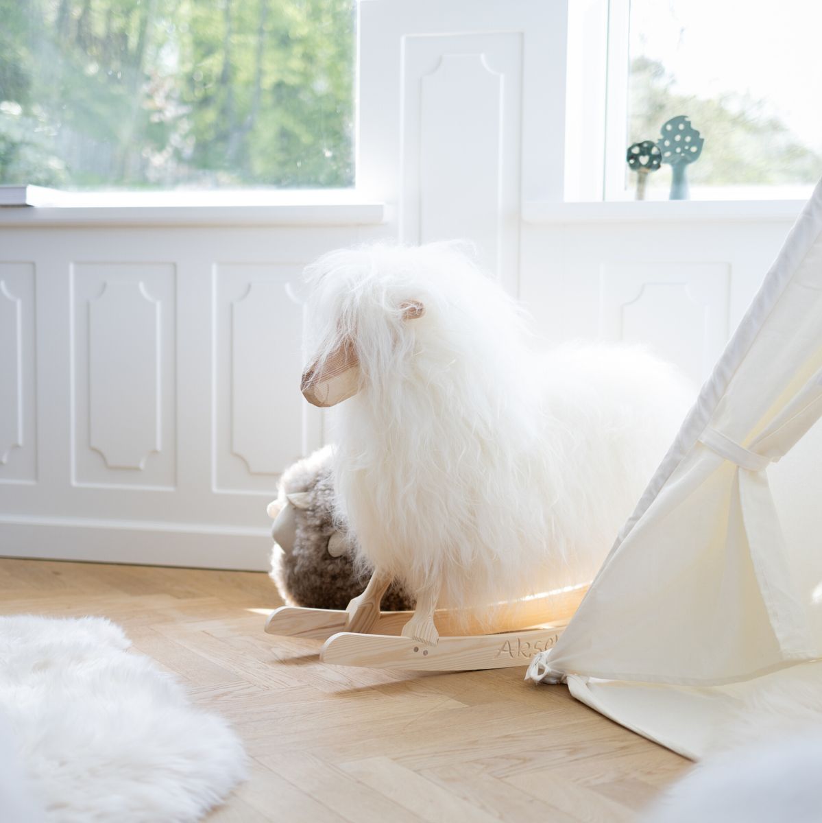 Manray Povl Kjer Design | Gotland Lammskinn | Stor L85xB25xH60 cm