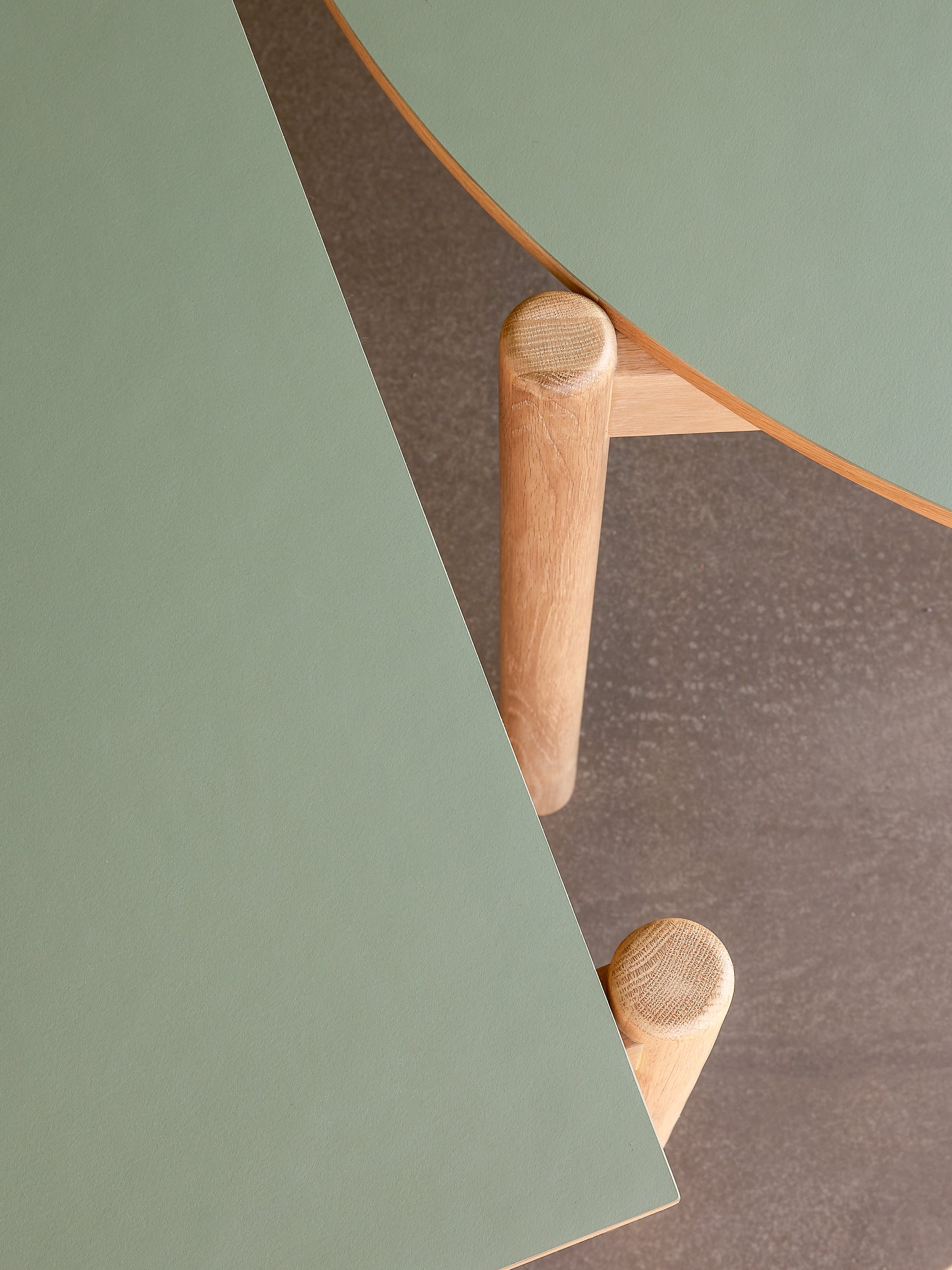 Snedt matbord Runt Olivgrön - ø115xh75cm