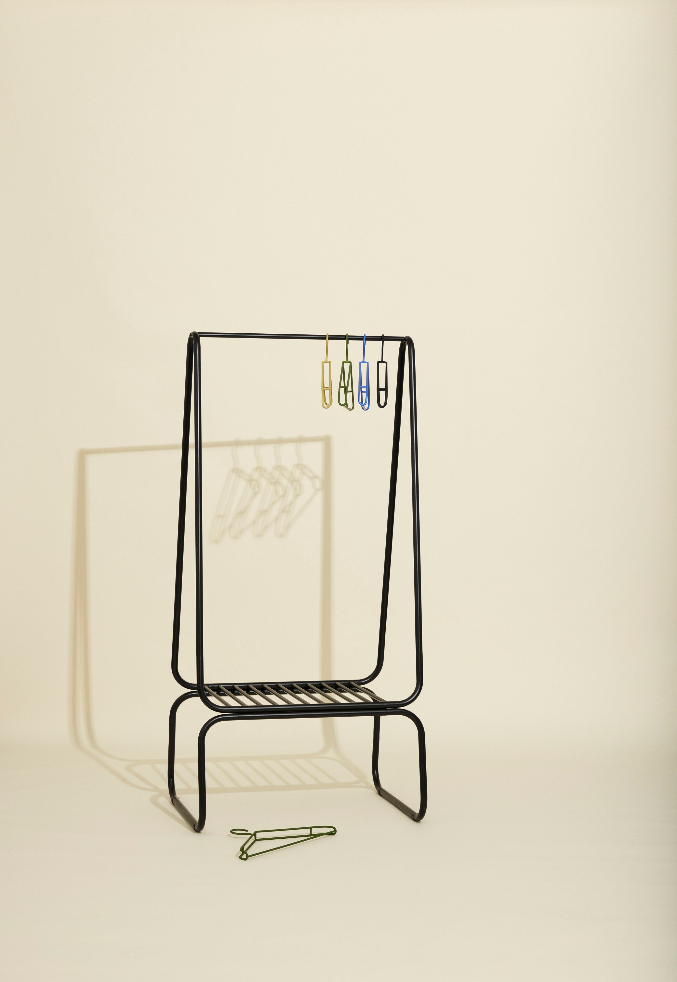 Applicera klädstativ Small Black - 60x72xh157cm