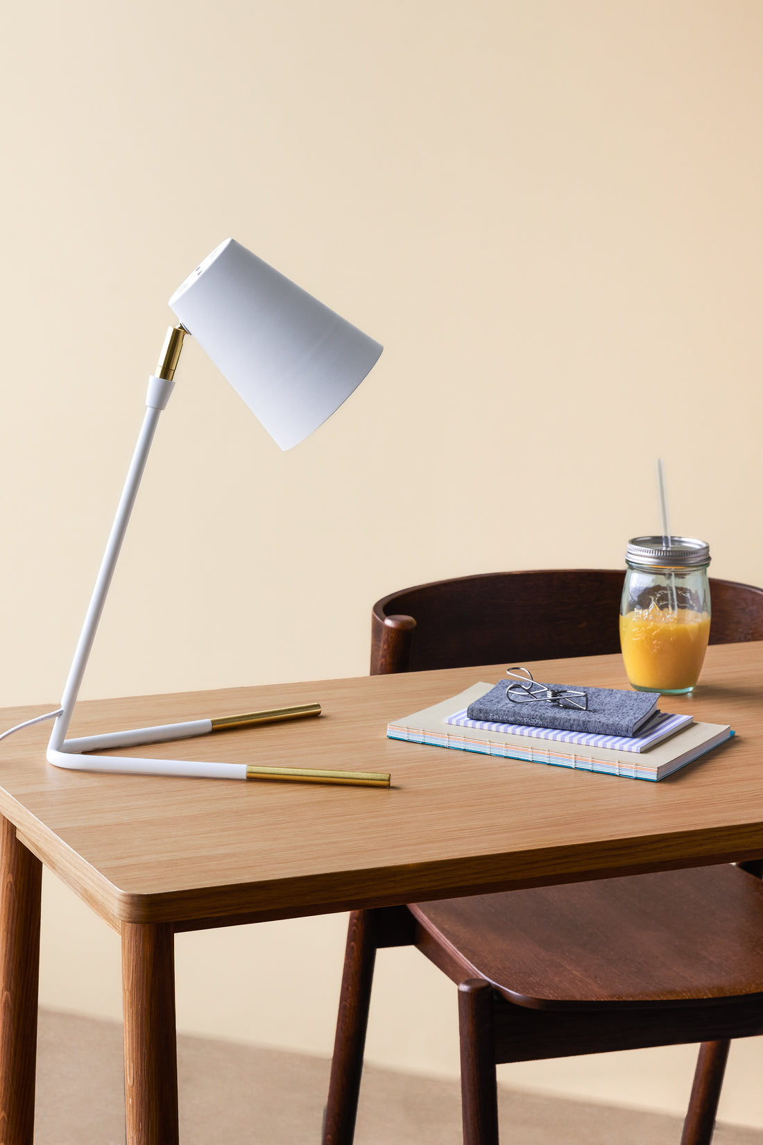 Slant bordslampa Vit/mässingsfärg - 27x25xh40cm, E27/15W