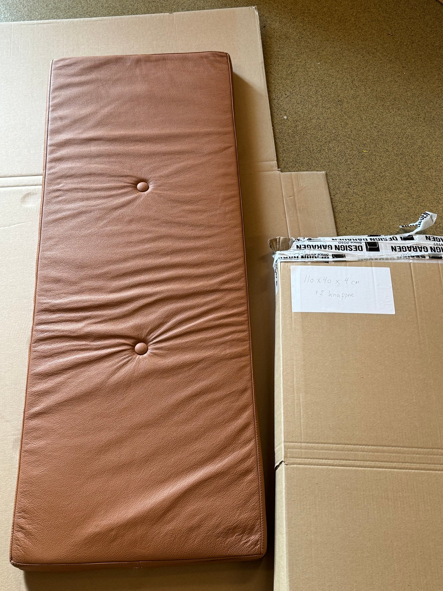 Cognac läderkudde 110x40x4 cm med knappar