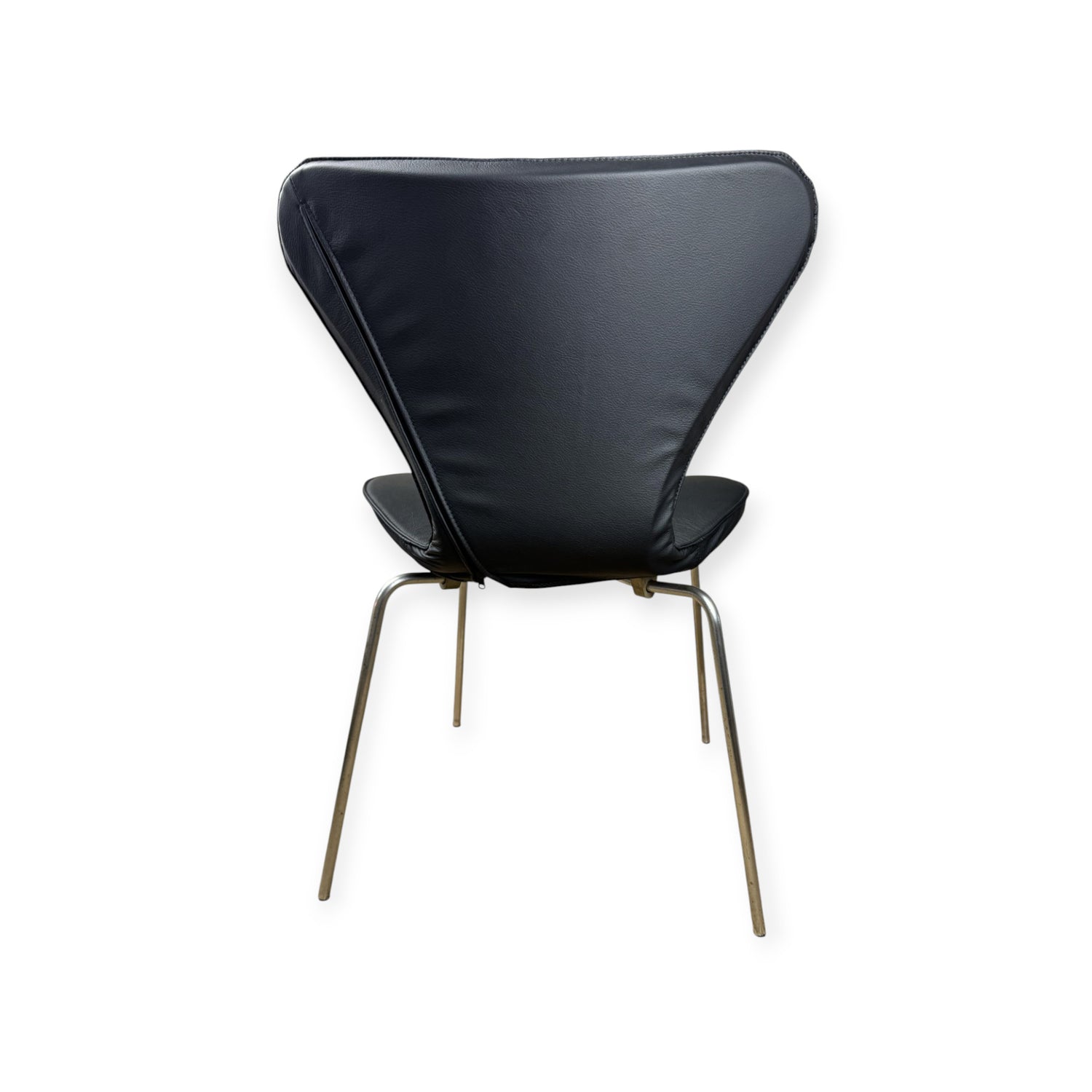 Fullt skydd för Arne Jacobsen 3107 stol i svart läder