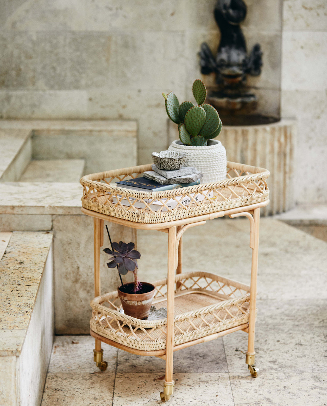 Liri rullande bord i rotting - 62x42 cm - natur