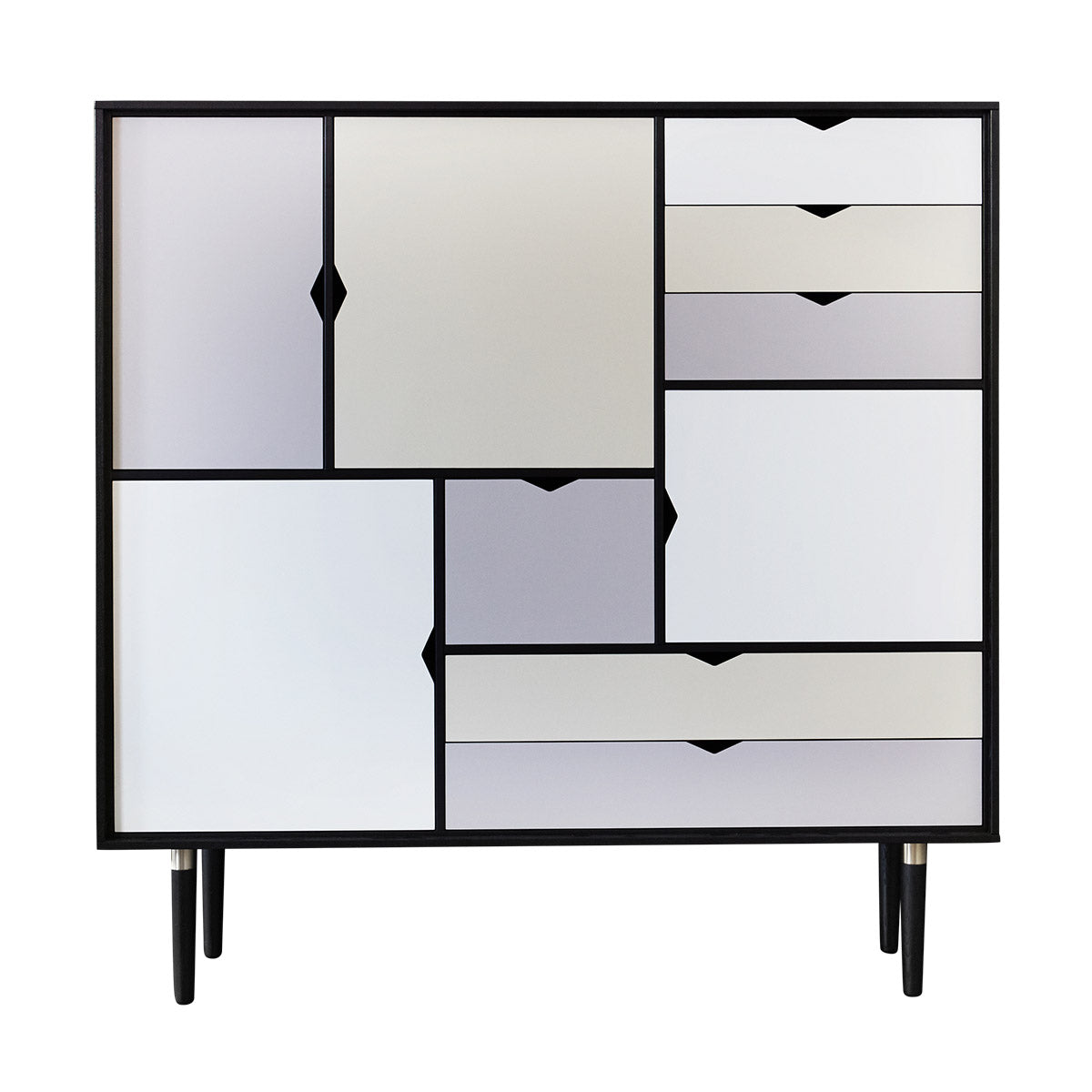 Andersen Furniture - S3 opbevaringsmøbel i sort med flerfarvede fronter - B130xD43xH132 cm - Andersen Furniture - DesignGaragen.dk