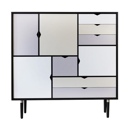 Andersen Furniture - S3 opbevaringsmøbel i sort med flerfarvede fronter - B130xD43xH132 cm - Andersen Furniture - DesignGaragen.dk