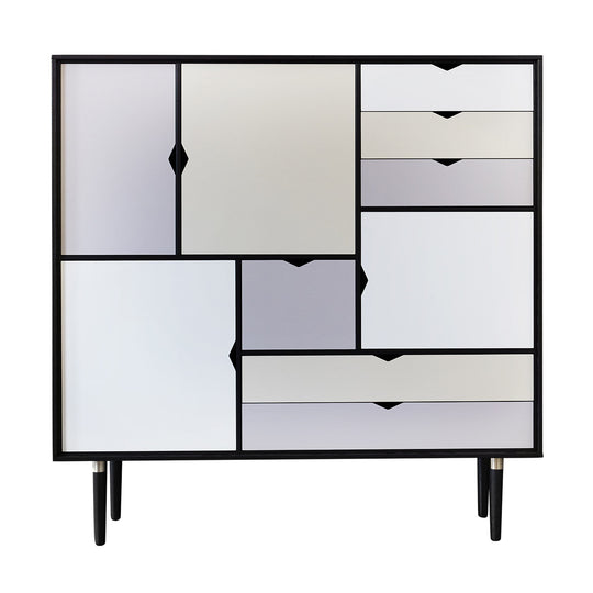 Andersen Furniture - S3 opbevaringsmøbel i sort med flerfarvede fronter - B130xD43xH132 cm - Andersen Furniture - DesignGaragen.dk